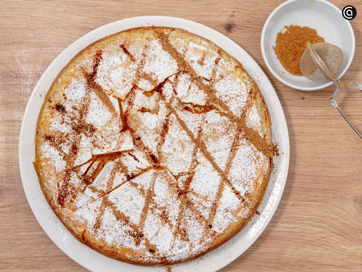 Retira del horno y espolvorea azúcar glas y canela en polvo sobre la pastela de pollo