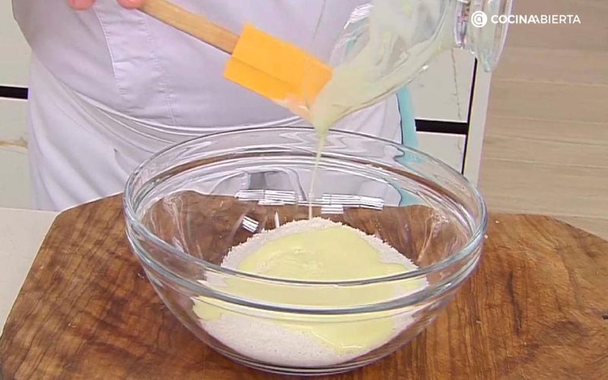 Coloca el coco rallado y la leche condensada en un bol