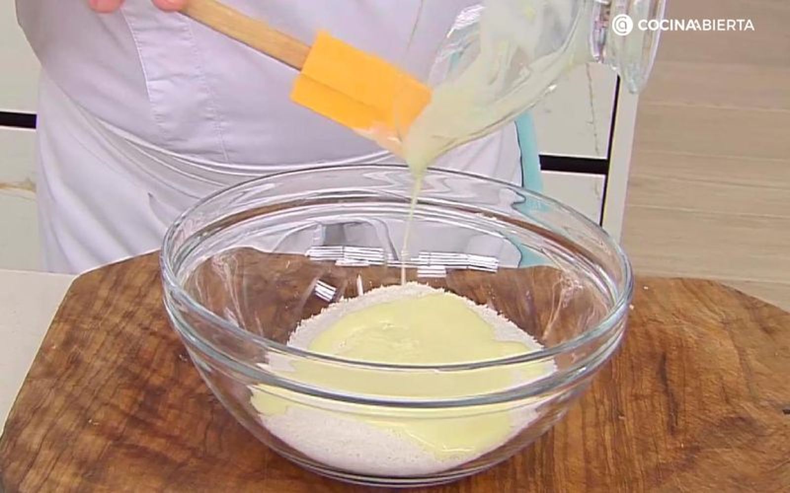 Coloca el coco rallado y la leche condensada en un bol Coloca el coco rallado y la leche condensada en un bol