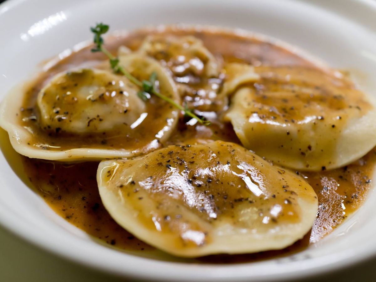 Raviolis de queso con una salsa intensa que realza el sabor del relleno.