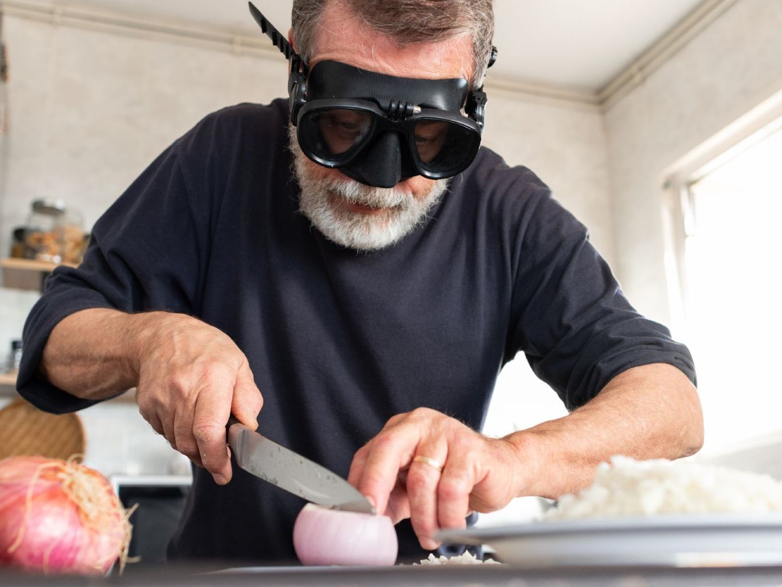 Cortar cebolla con gafas de buceo