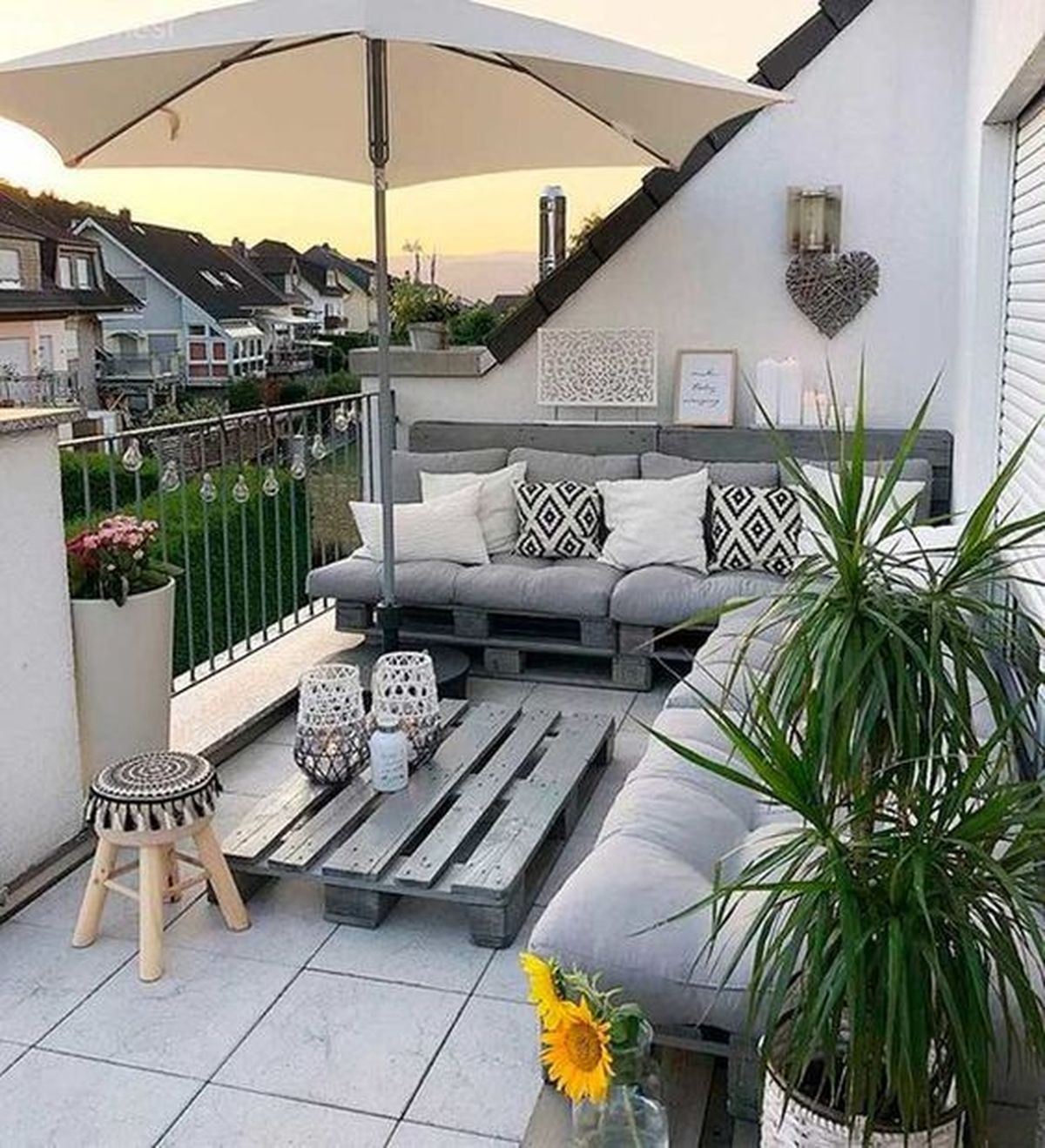 terraza pequena con sofas y mesa de palets 2