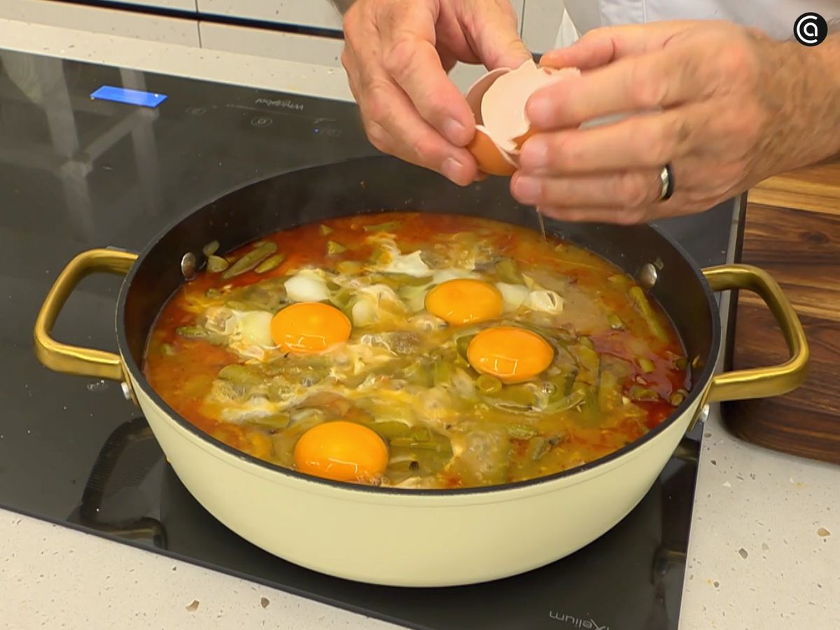 Añade los huevos al guiso, tapa y deja que se hagan lentamente