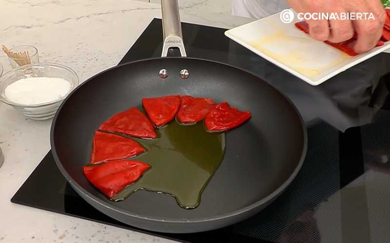 Cocina los pimientos a fuego suave Cocina los pimientos a fuego suave