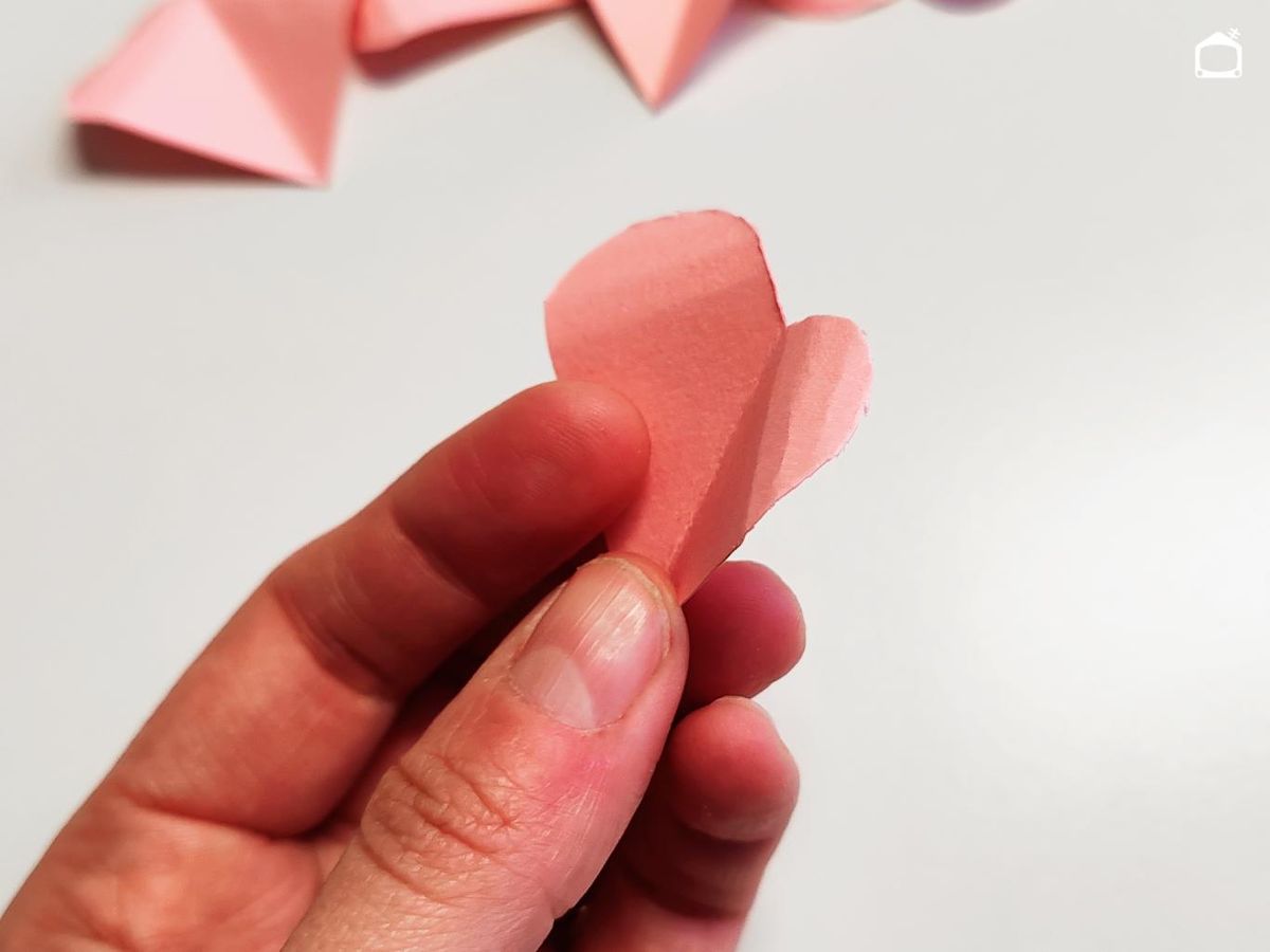 Pétalo de cartulina para hacer una rosa de papel.
