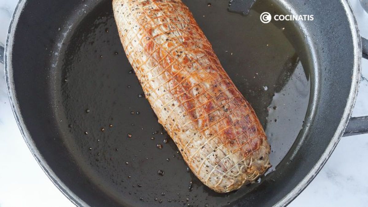 Doramos el redondo de ternera en una sartén