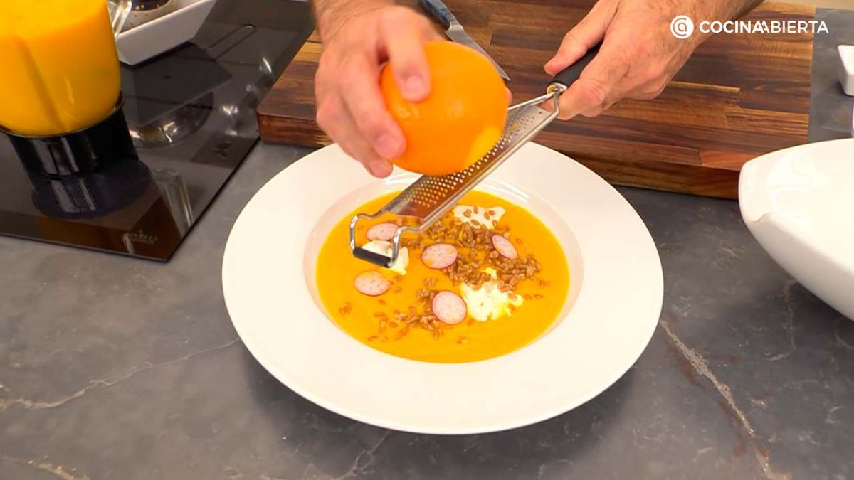 Ralla un poco de la piel de una naranja