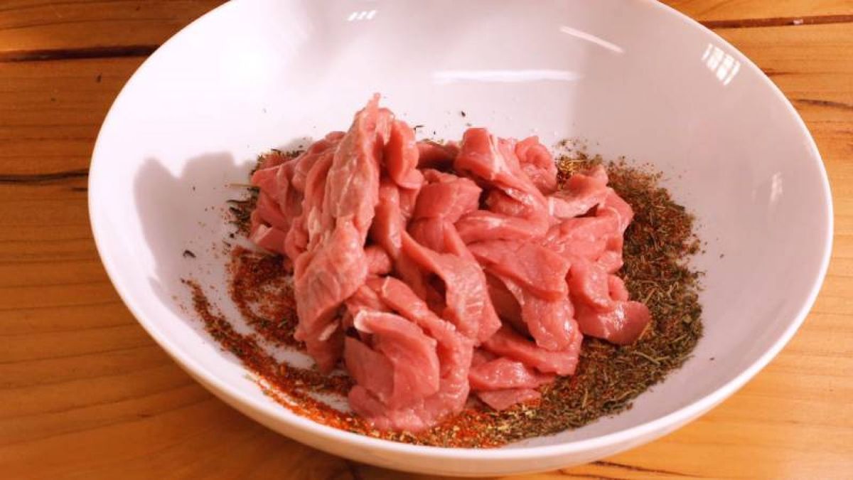 Marinar la ternera con hierbas y especias realza su sabor y la hace aún más jugosa