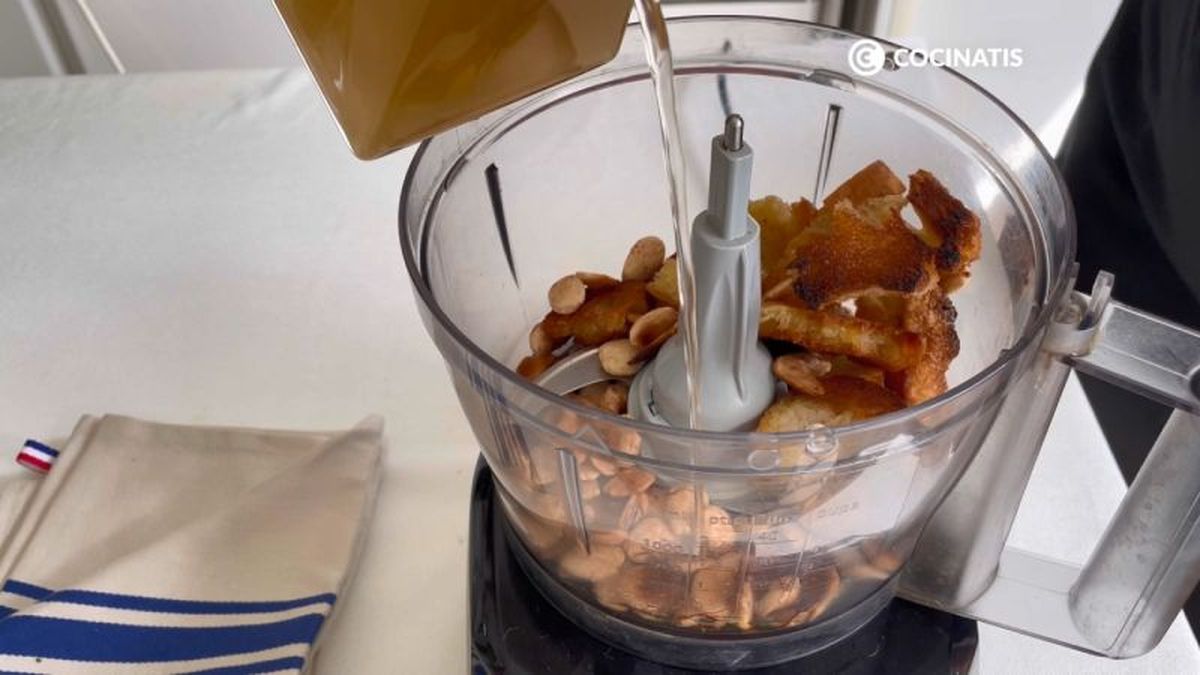 Trituramos las almendras para la salsa