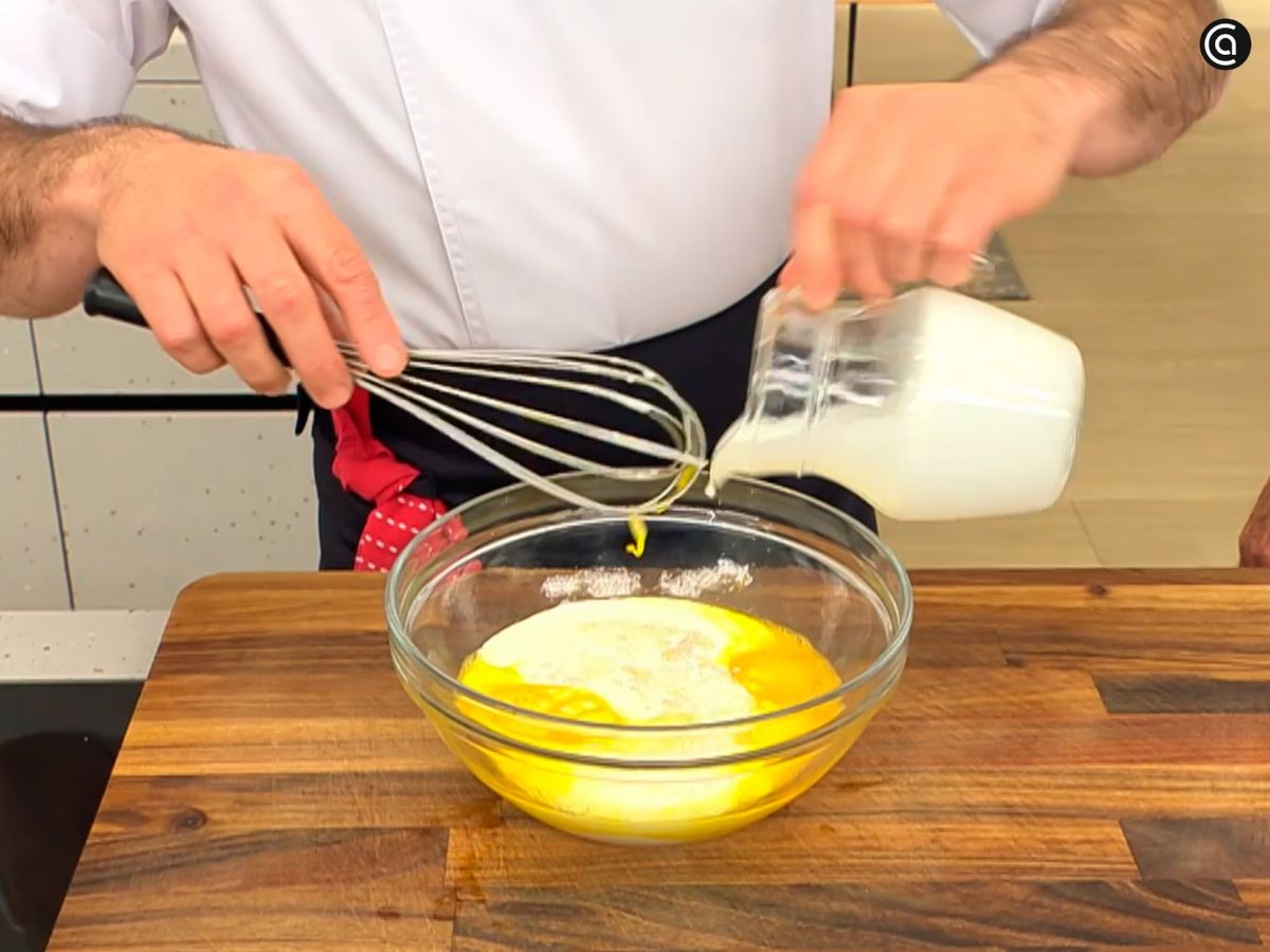 En un bol, mezcla la nata con los huevos