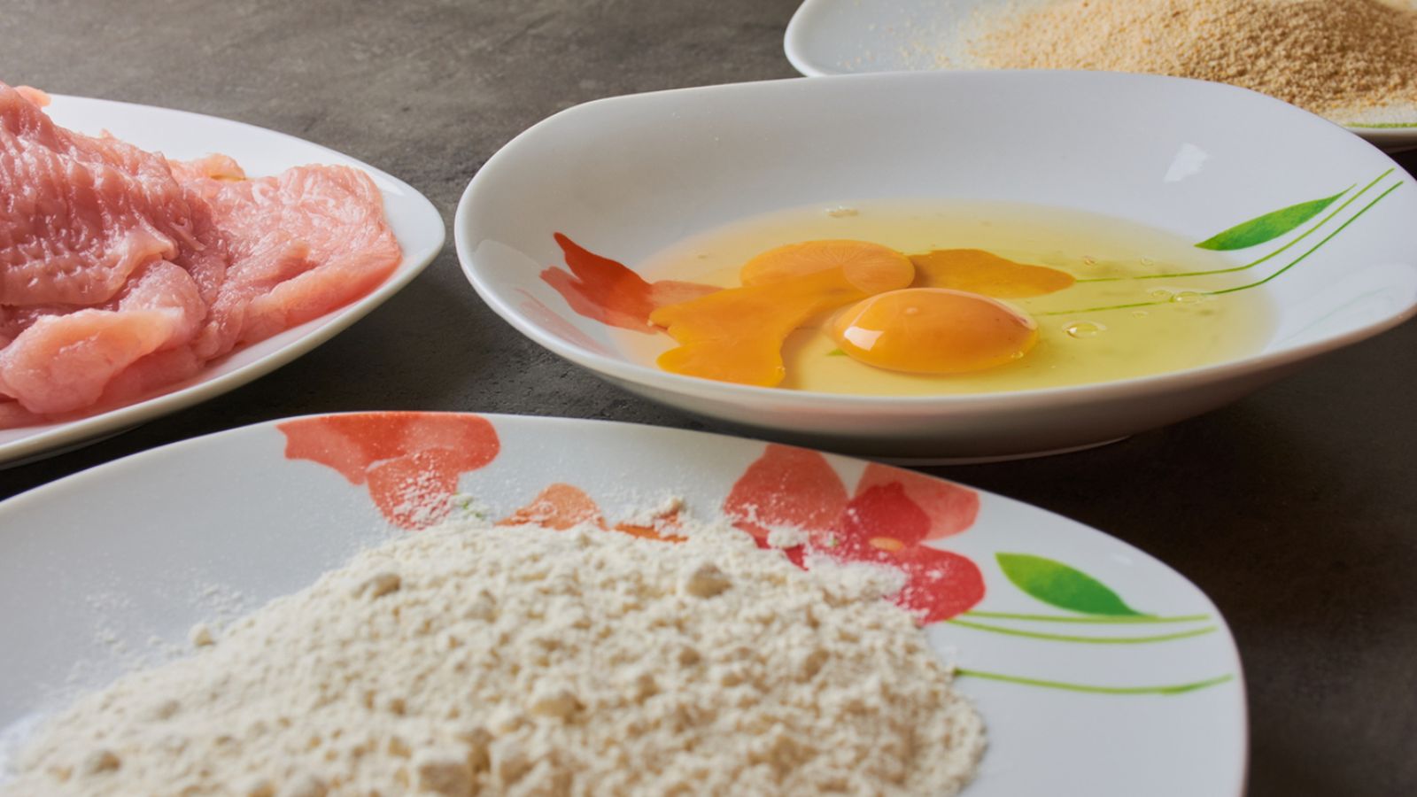 Ingredientes para empanar: harina, huevo y pan rallado, la trilogía que da vida al empanado perfecto.