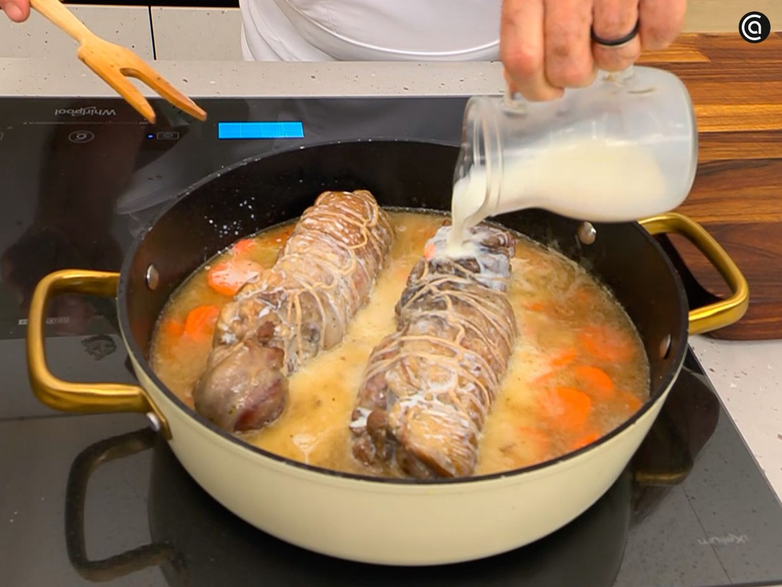 Incorpora las zanahorias y las zanahorias cortadas