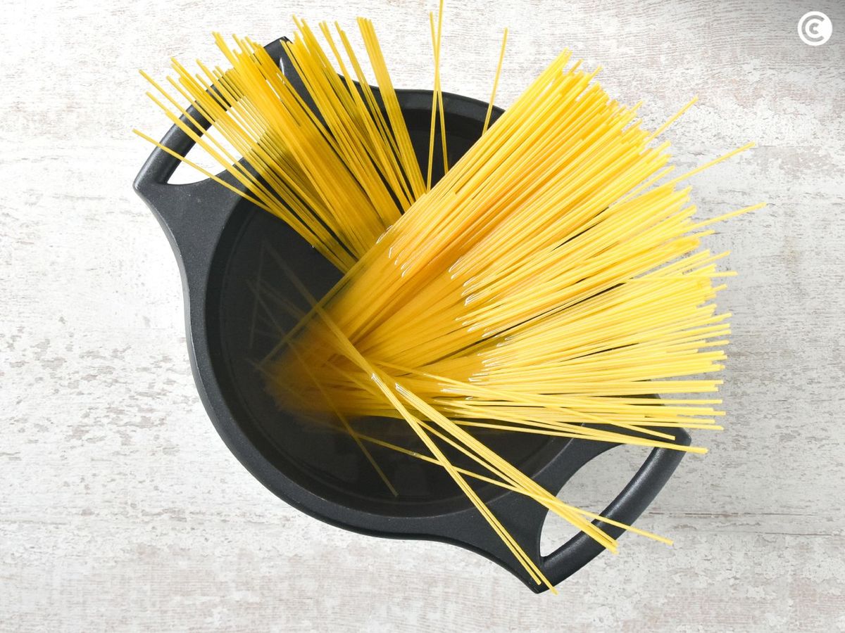 Cocer los espaguetis para hacer a la napolitana