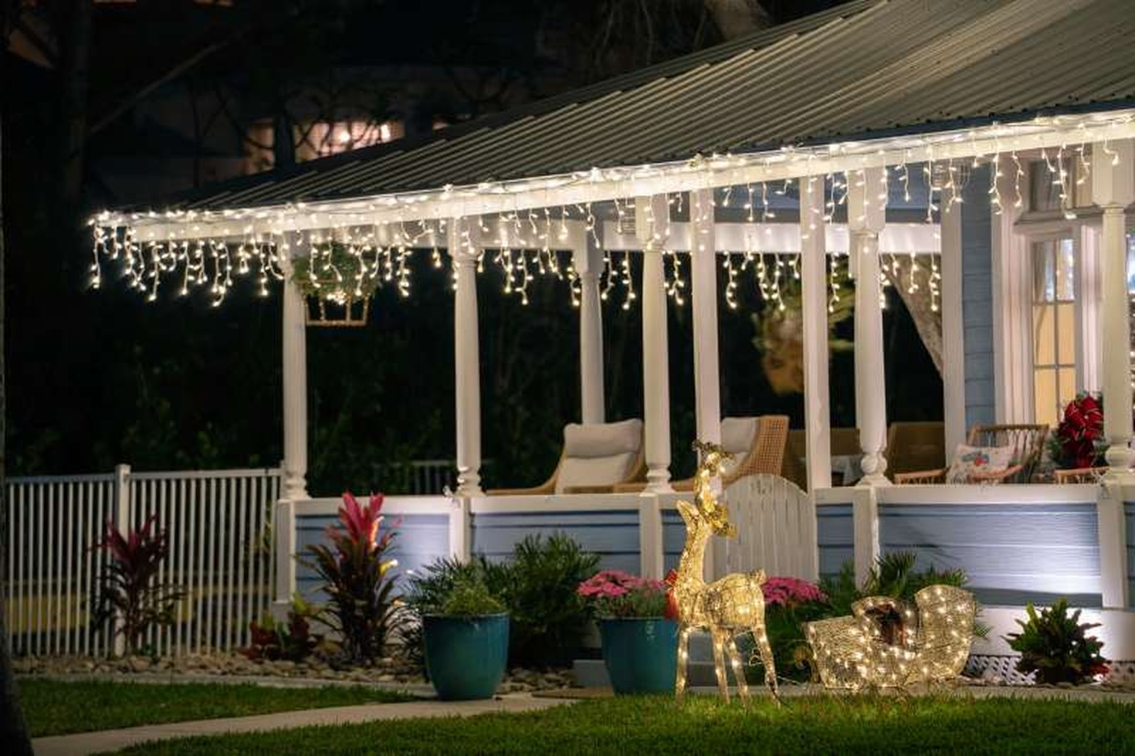 Jardín con decoración e iluminación de Navidad.