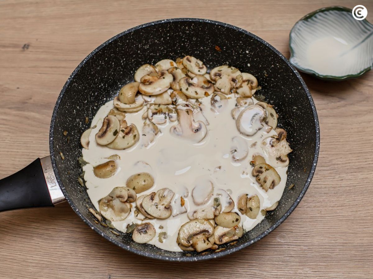 Preparar la salsa de champiñones para los espaguetis
