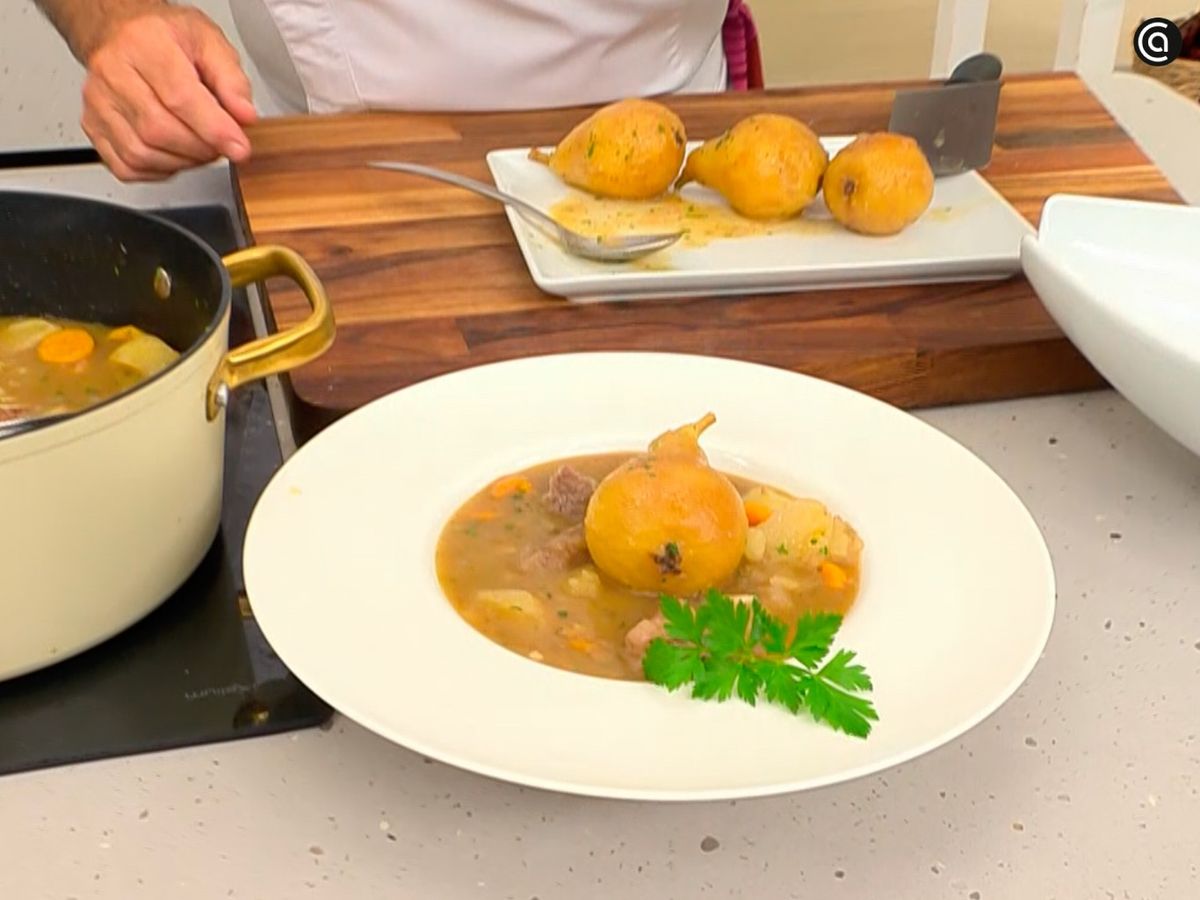 Sirve el guiso y decora con una hoja de perejil