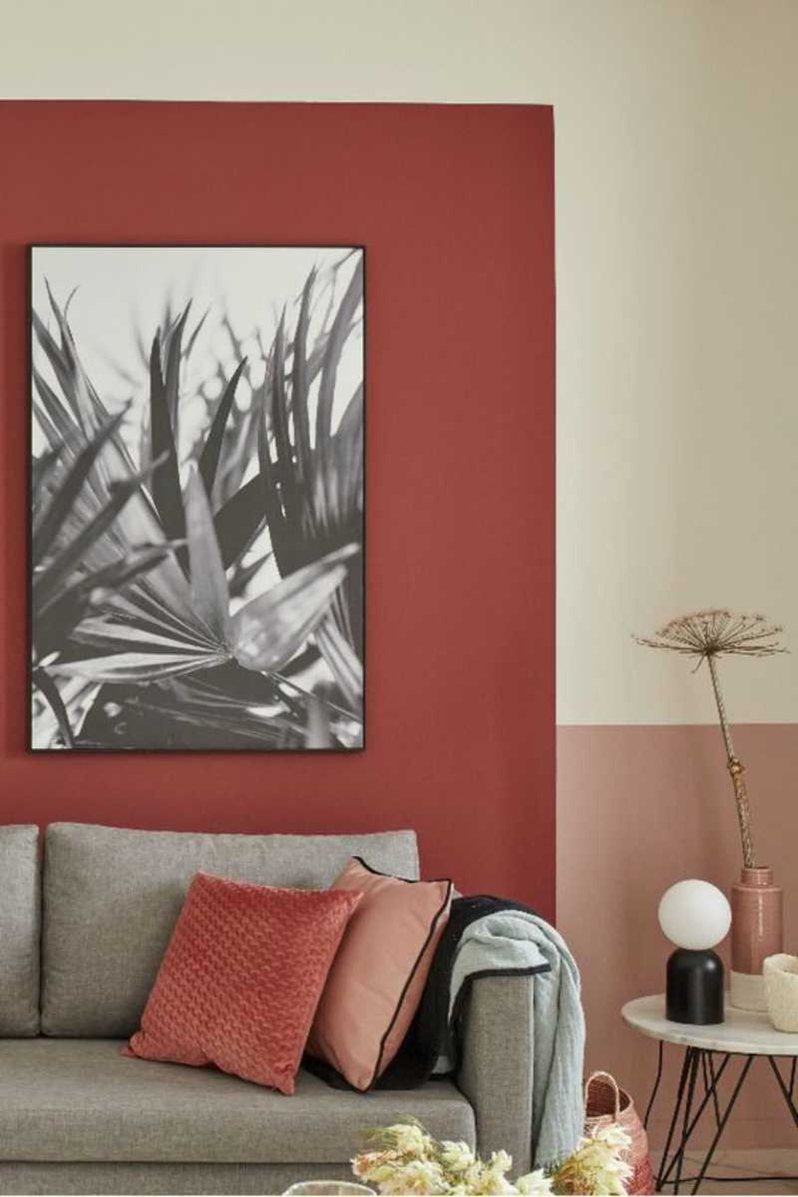 Salón con pared pintada de rojo.