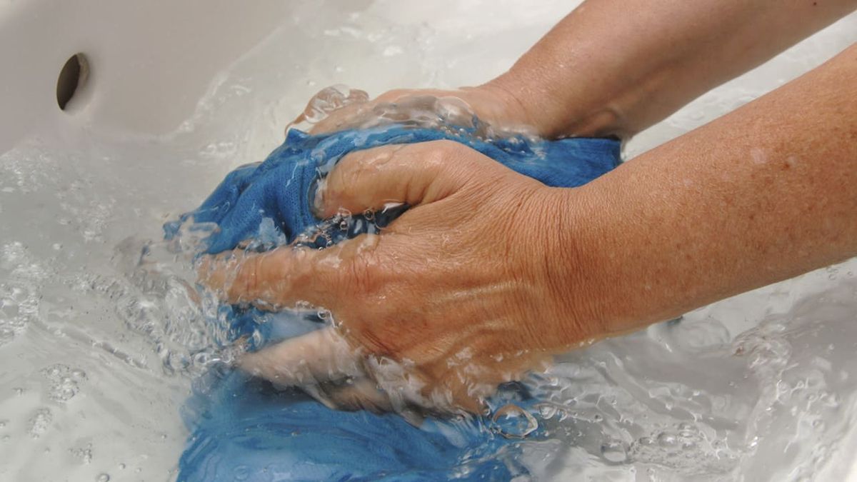 como quitar resina de la ropa paso 2