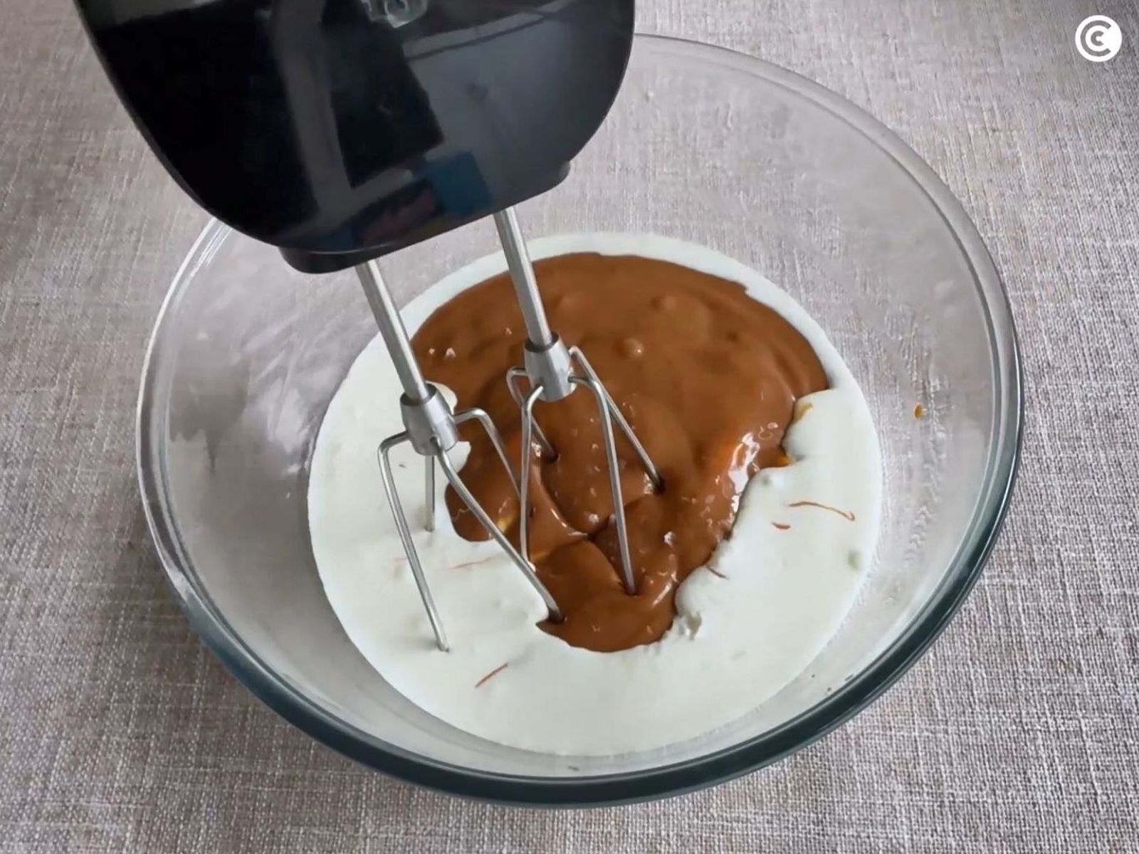 Preparar el relleno de la tarta de dulce de leche