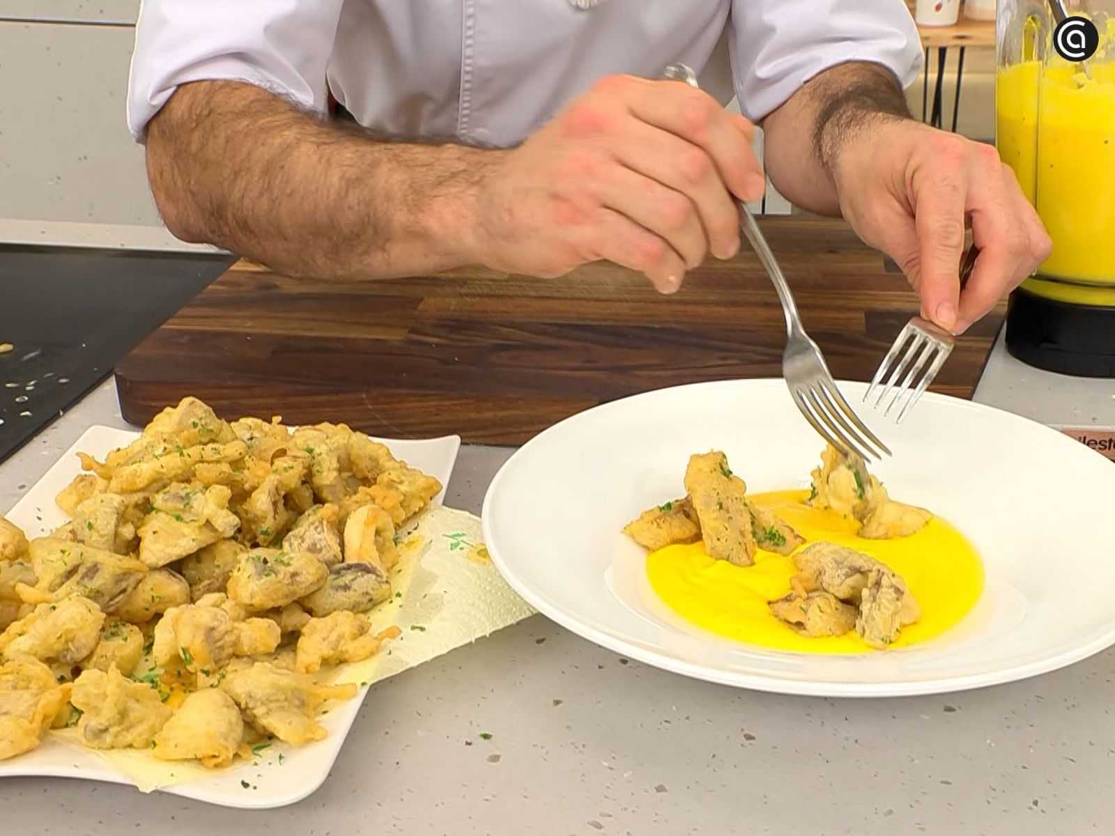 Sirve la crema de calabaza asada caliente con las setas crujientes