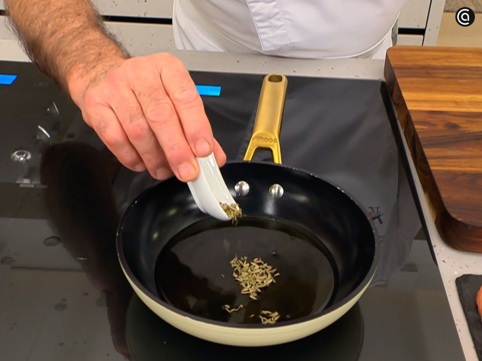 Reduce el vinagre de estragón con el estragón seco