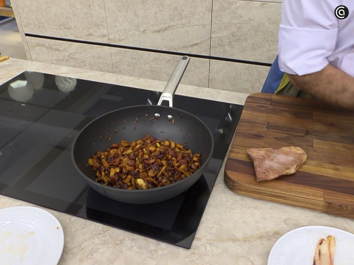 Cocina las migas con el embutido