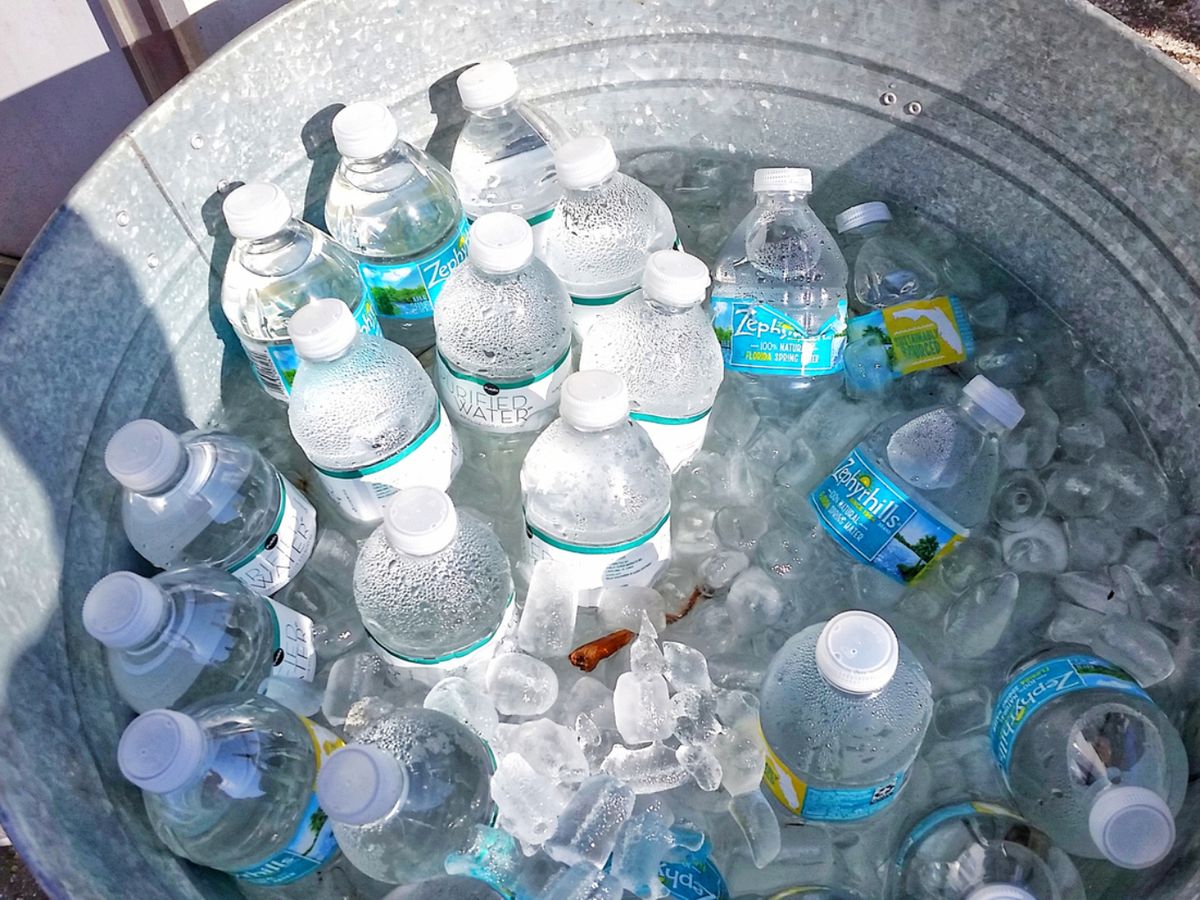 Método exprés: el agua con hielo y sal enfría las bebidas en pocos minutos sin riesgo de rotura.