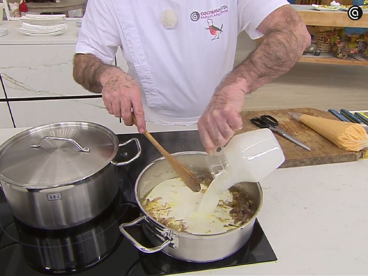Rehoga la cebolleta y la panceta, añade la nata y deja reduci