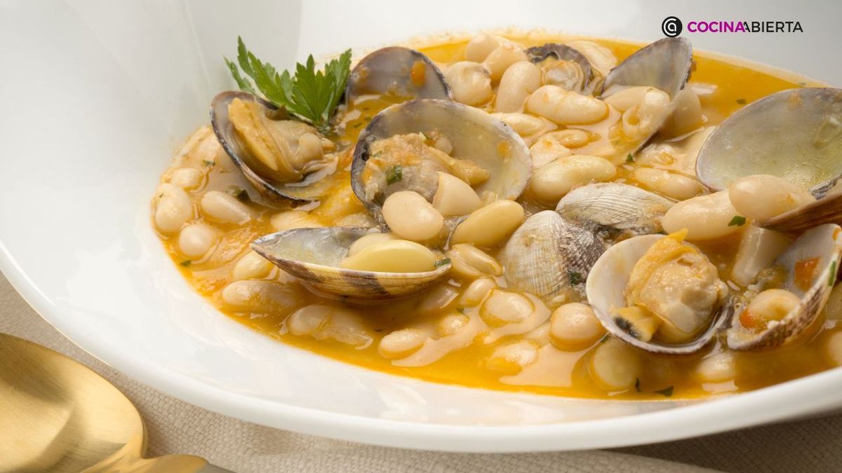 Las pochas con almejas son un delicioso plato de cuchara tradicional
