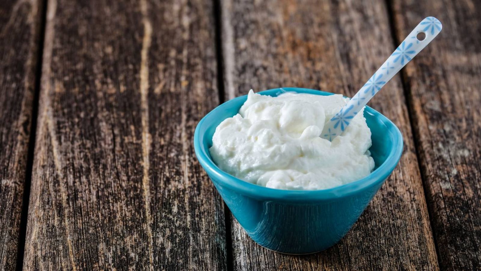 El skyr, rico en proteínas, se consume muchas veces acompañado de leche fría o frutas del bosque.