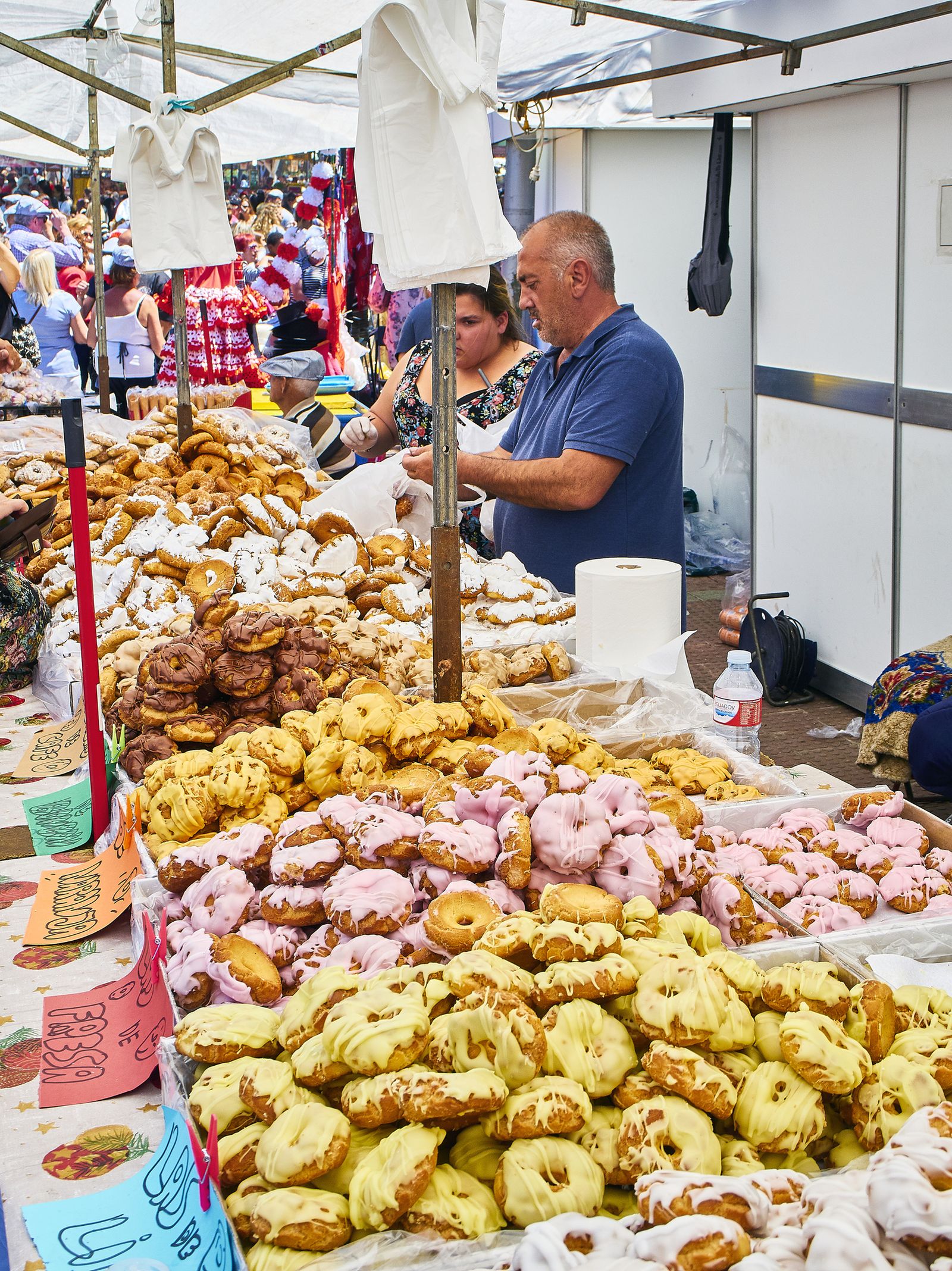 Puesto de rosquillas típicas de San Isidro en Madrid