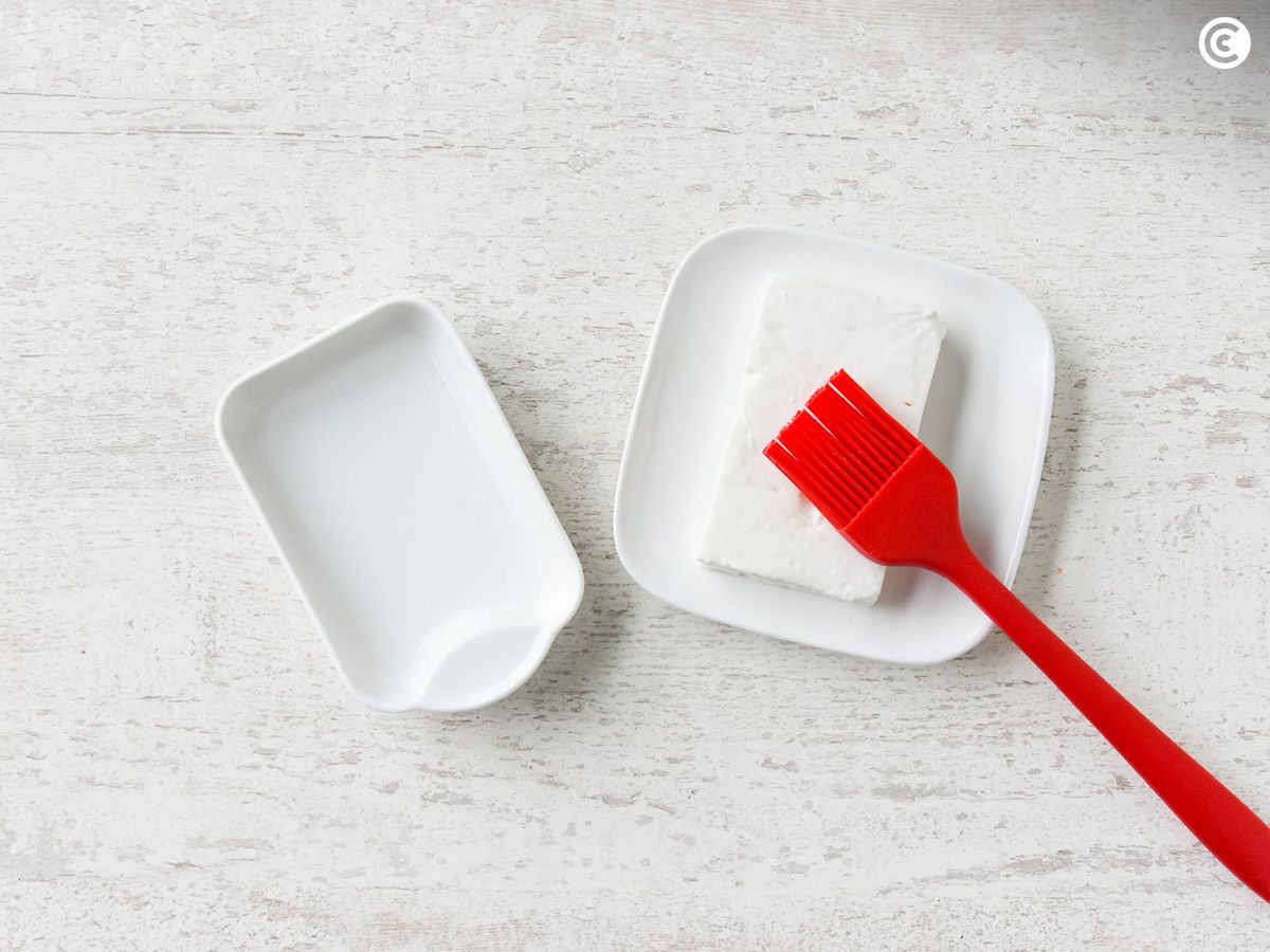 Humedecer el queso con agua para hacer saganaki