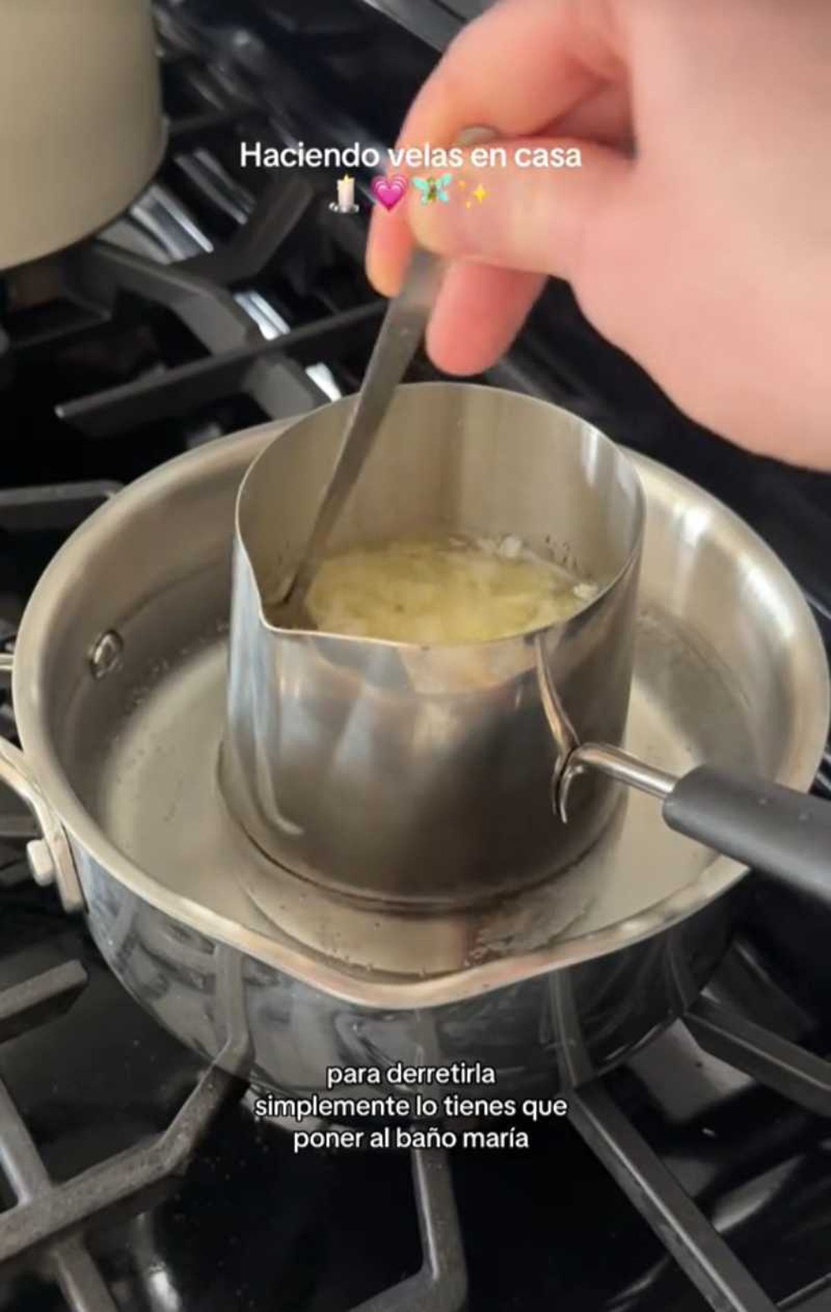 Calentar la cera al baño María.