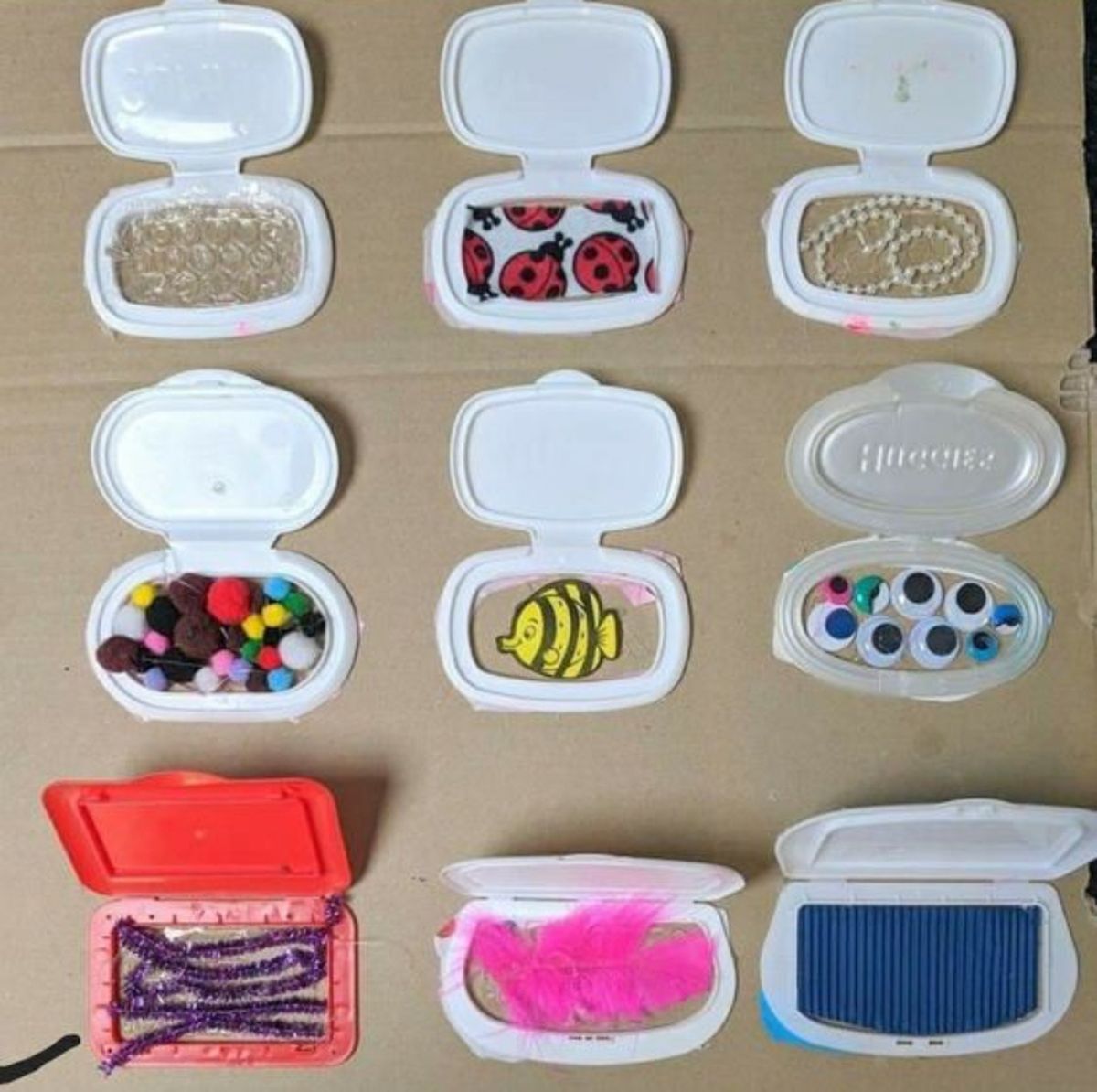 Juegos sensoriales de textura e imagen reciclando tapas de toallitas.