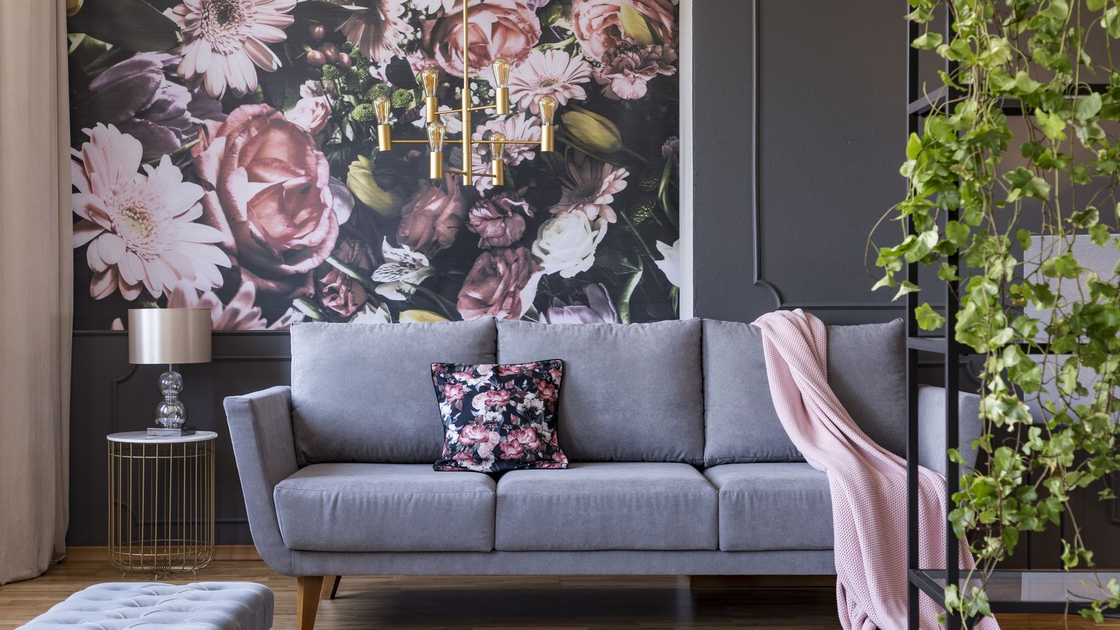 Distribuye la decoración en la pared como más te guste