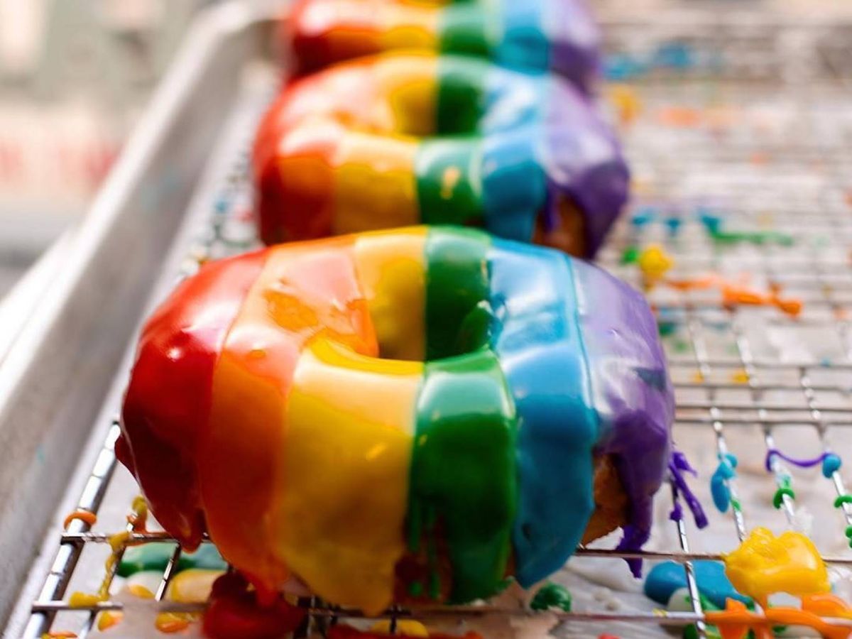 Goteo de color y mucho brillo: la decoración arcoíris convierte estos donuts en todo un espectáculo.