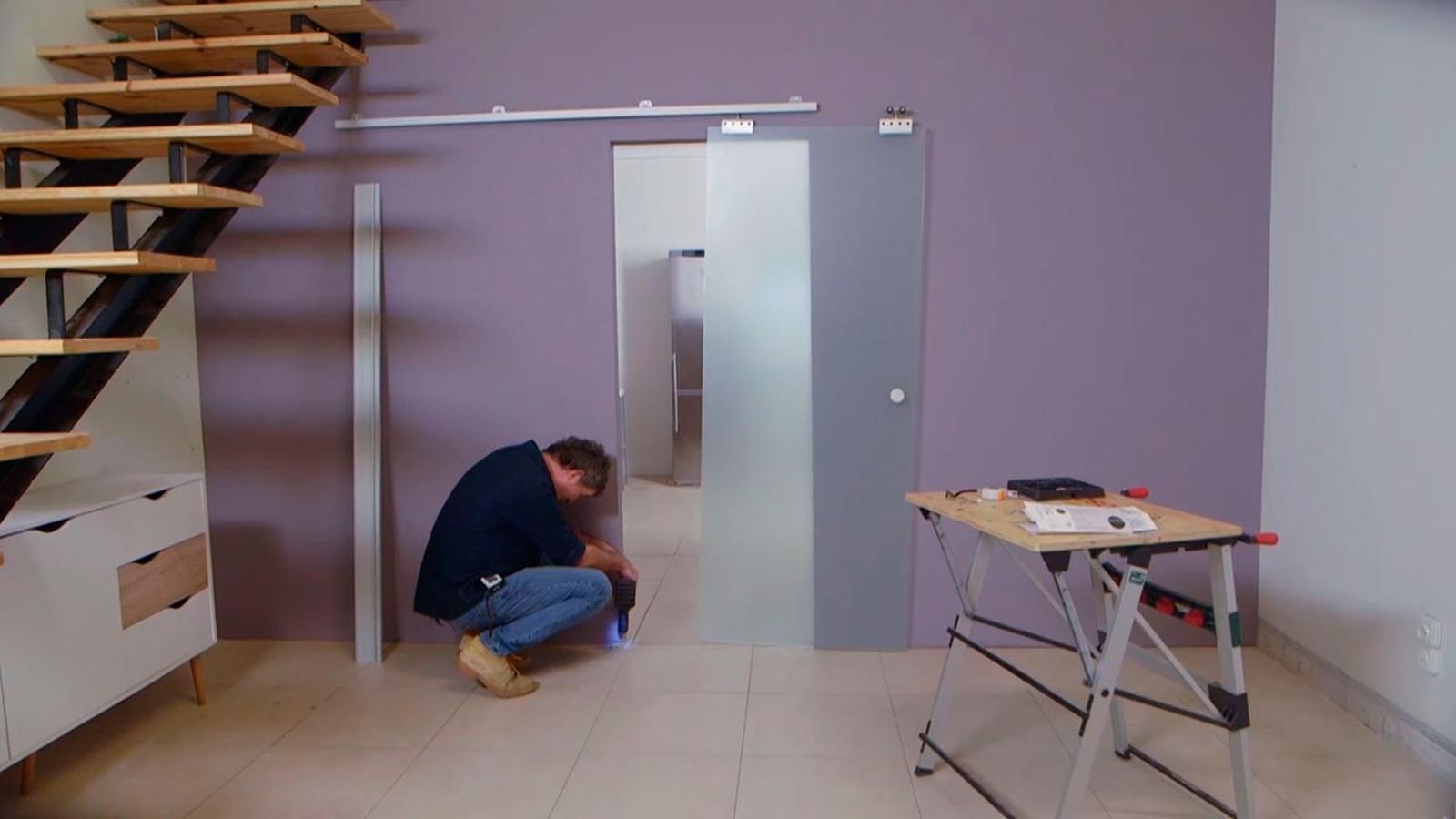 Cómo instalar puerta corredera en tabique de madera paso 6 Cómo instalar puerta corredera en tabique de madera paso 6