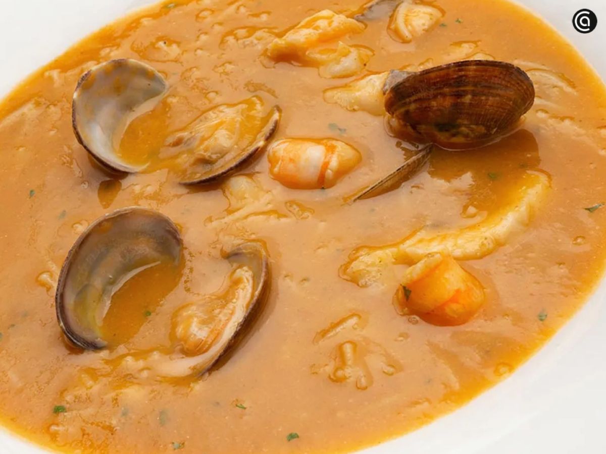 Sopa de pescado casera, un primer plato sin gluten que aporta calidez en los días fríos; el pan de la receta puede obviarse o sustituirse por pan sin gluten.