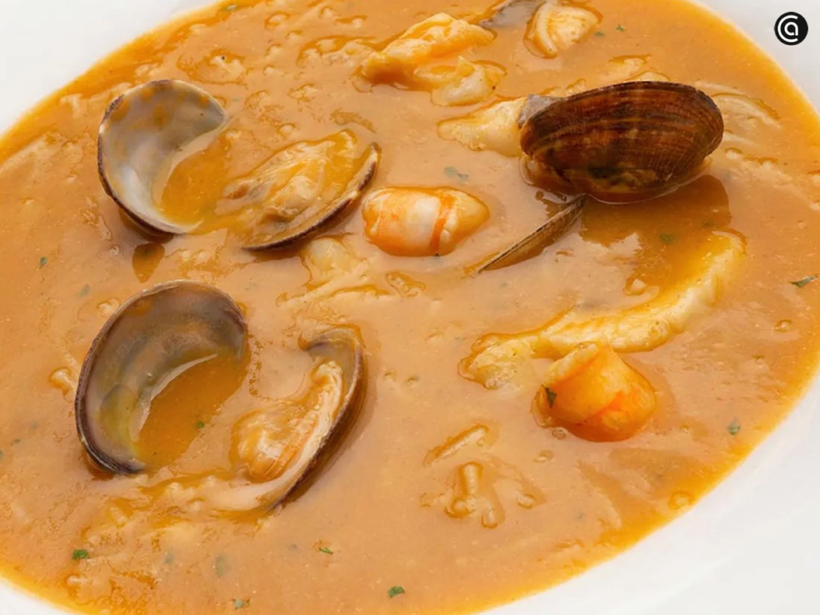Sopa de pescado casera, un primer plato sin gluten que aporta calidez en los días fríos; el pan de la receta puede obviarse o sustituirse por pan sin gluten.