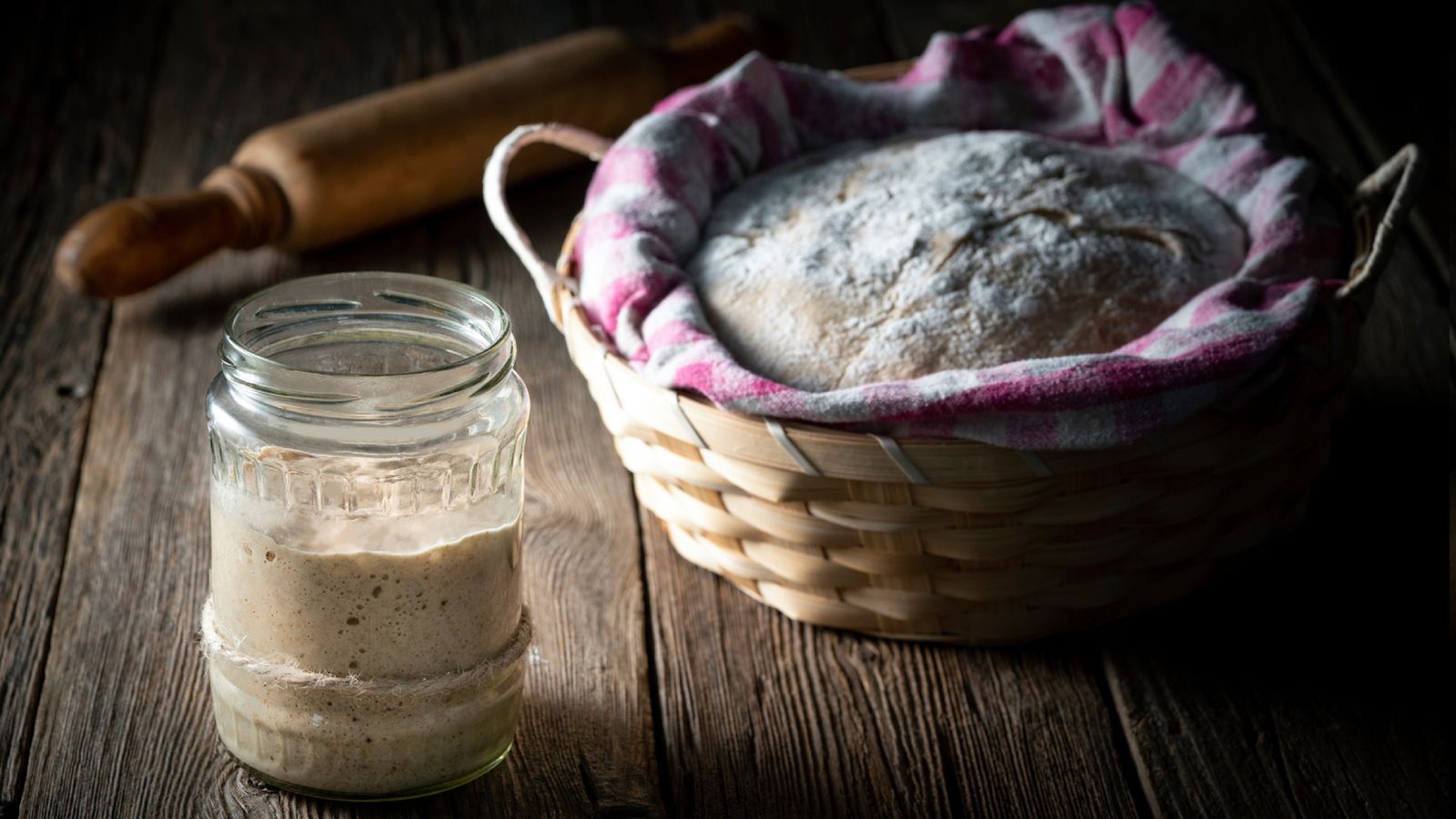 Cada pan comienza aquí: una masa madre que fermenta lentamente mientras el pan reposa antes del horno. Cada pan comienza aquí: una masa madre que fermenta lentamente mientras el pan reposa antes del horno.