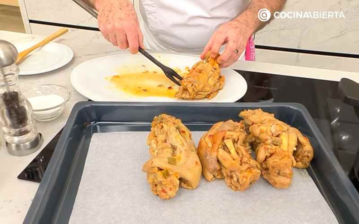 Hornea las manitas de cerdo