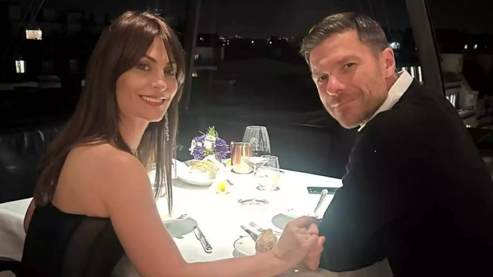 Xabi Alonso disfruta de una cena romántica en un restaurante junto a su mujer.