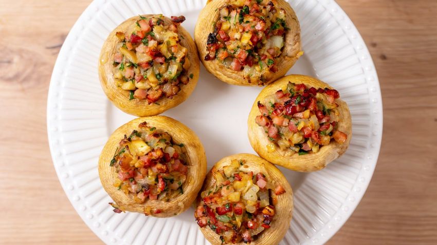 Champiñones rellenos en freidora de aire, el aperitivo caliente para invitados sin manchar media cocina