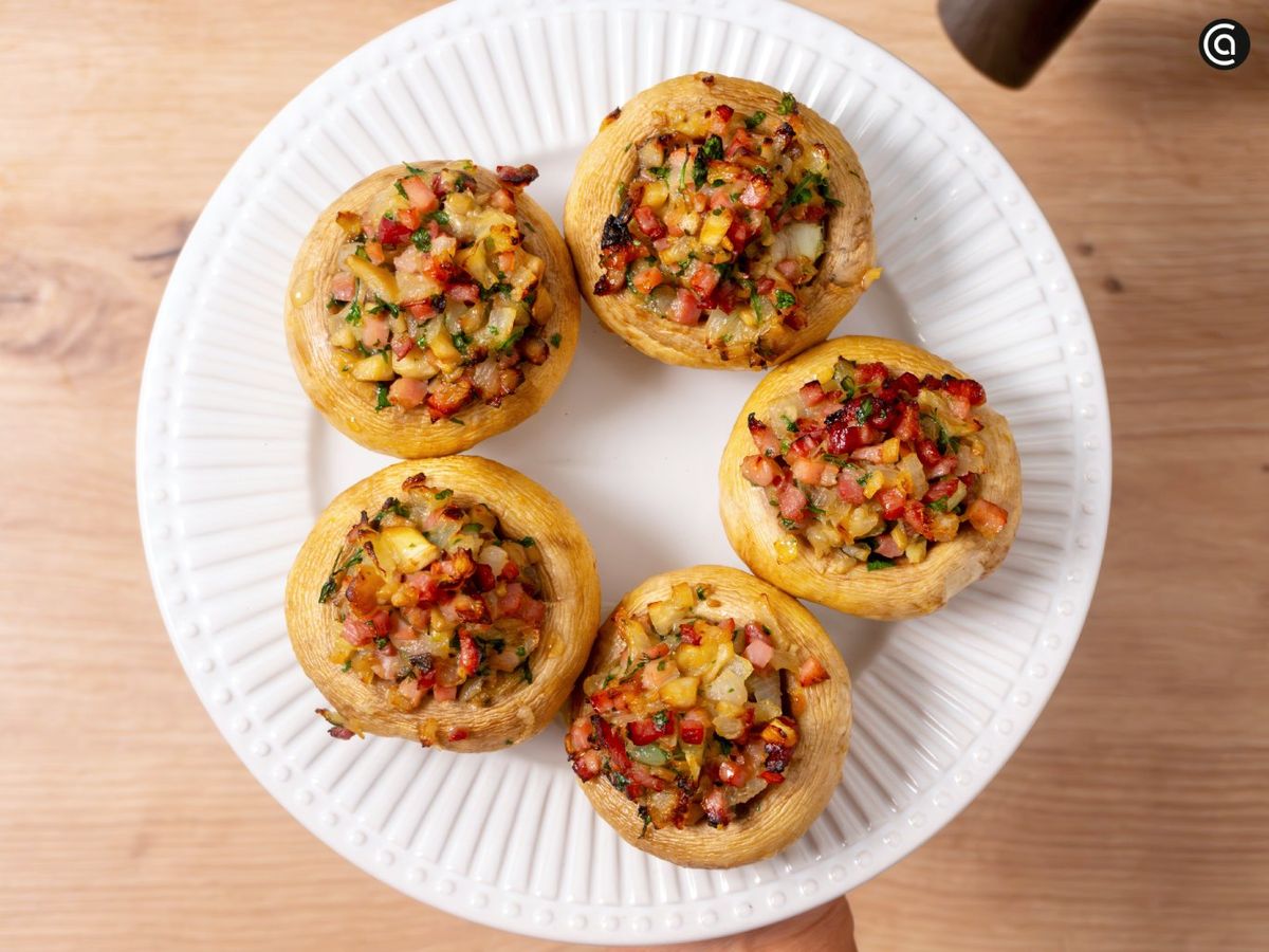 Champiñones rellenos en freidora de aire, el aperitivo caliente para invitados sin manchar media cocina