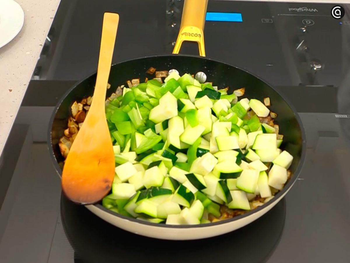 Cocina el ajo, la cebolla, el pimiento y el calabacín para el pisto