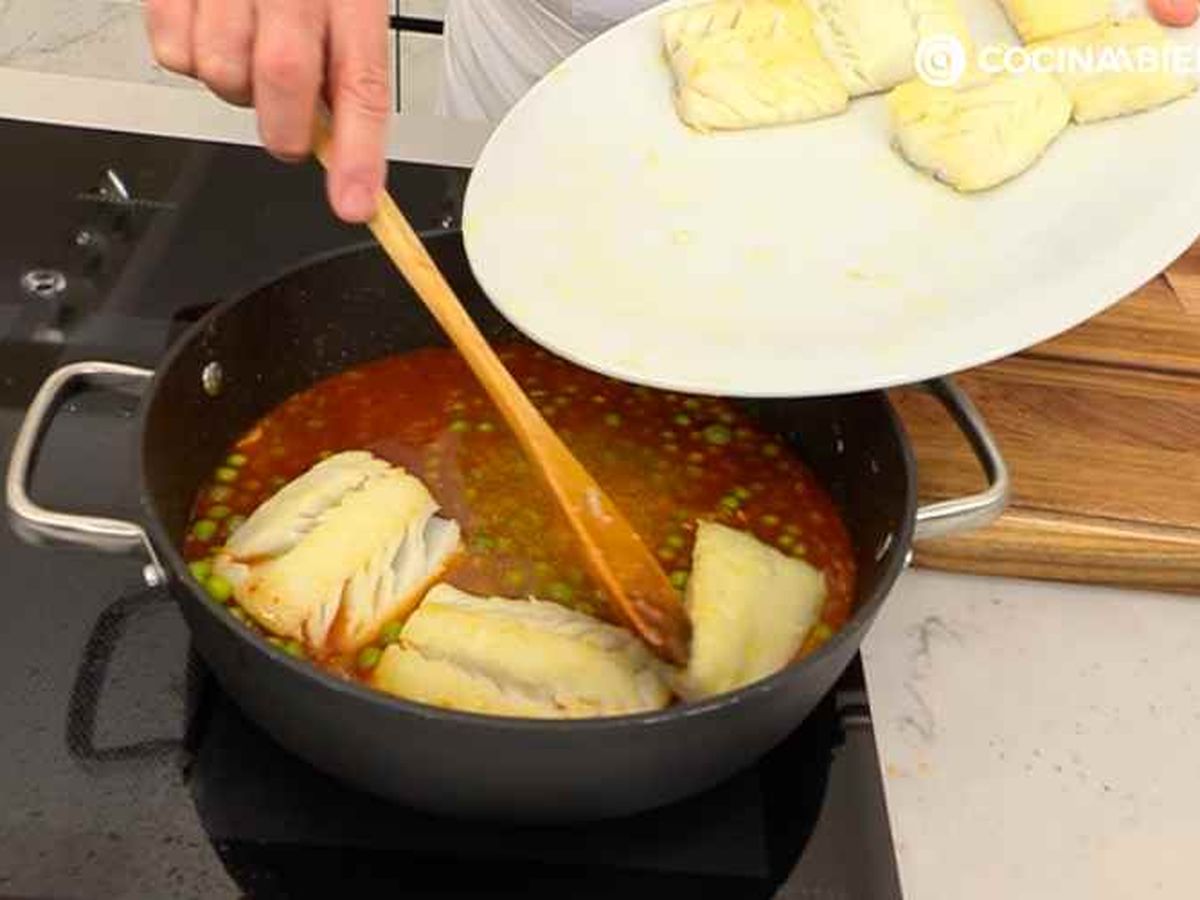 Mezcla el bacalao y los guisantes
