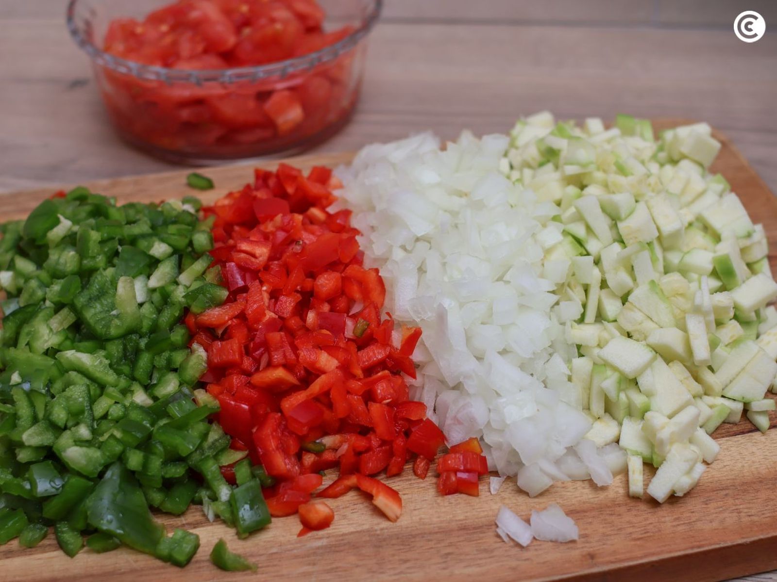 Picar las verduras para hacer pisto