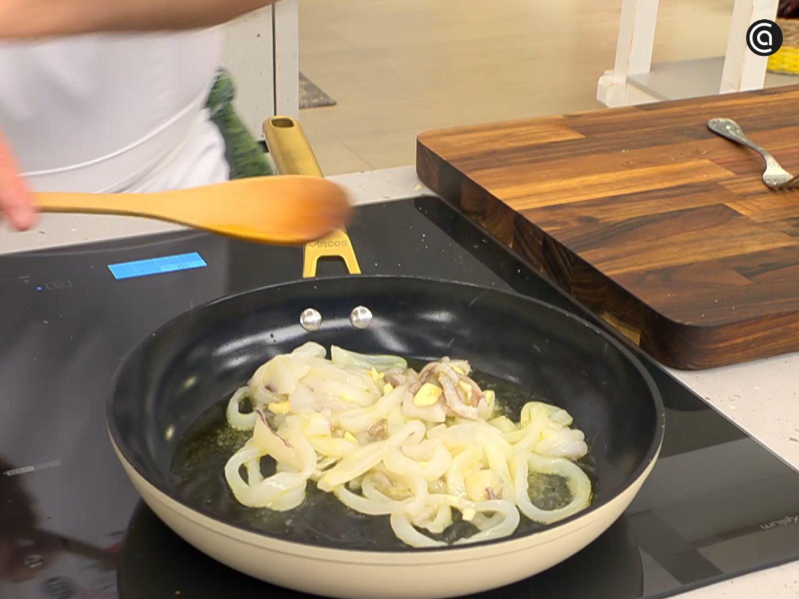 Salteado rápido de los calamares a fuego fuerte para que queden jugosos.