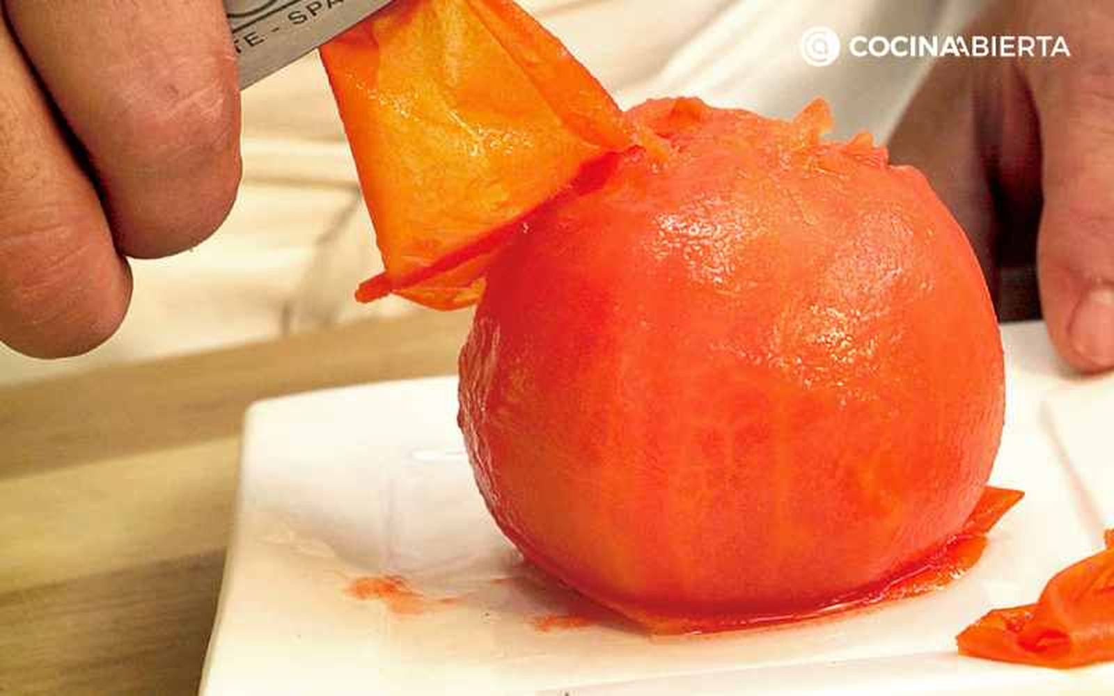 Pela el tomate escaldado Pela el tomate escaldado
