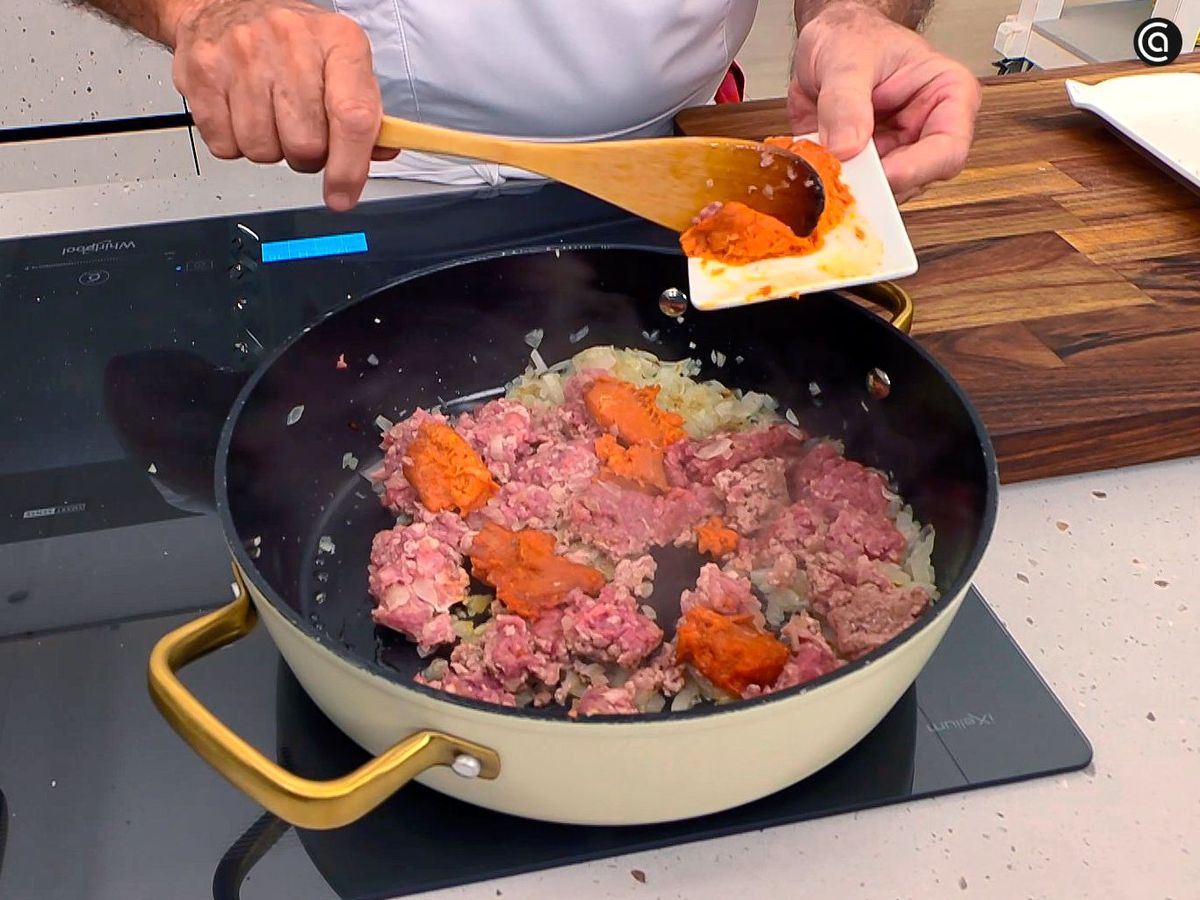 Rehoga las hortalizas, añade la carne picada, la sobrasada y el tomate, y cocina